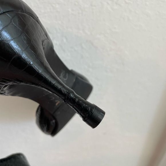 Manolo Blahnik D’orsay embossed  black leather women’s heels size 7 used good - Picture 6 of 9